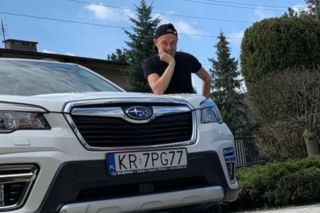 Piotr Żyła przydzwonił gdzieś bryką? Taśma klejąca musiała pójść w obroty