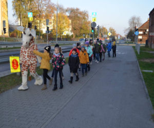 Uczniowie PSP 32 w Radomiu podczas lekcji o bezpieczeństwie w ruchu drogowym