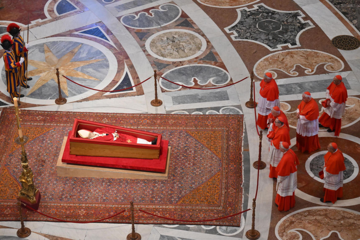 Trumna z ciałem papieża Franciszka przeniesiona w procesji do bazyliki Św. Piotra