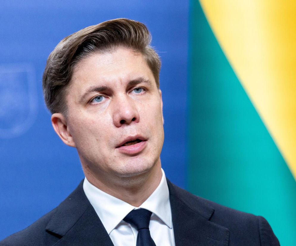 Mindaugas Sinkeviczius na tle flagi Litwy. O planach ewakuacji kraju w razie ataku Rosji przeczytasz na Eska.