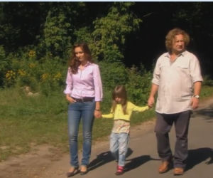 Ranczo 8 sezon odc. 102. Kusy (Paweł Królikowski), Lucy (Ilona Ostrowska), Dorotka (Wiktoria Kunka)
