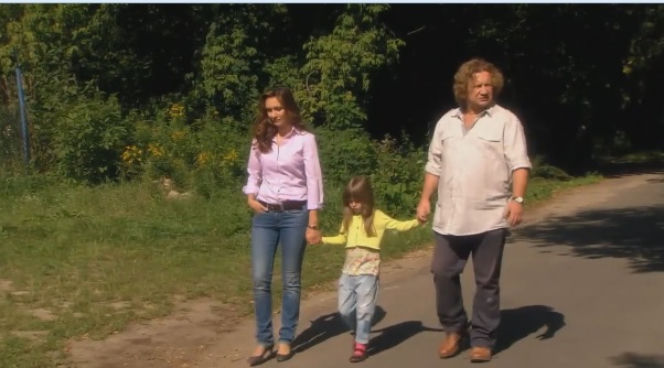 Ranczo 8 sezon odc. 102. Kusy (Paweł Królikowski), Lucy (Ilona Ostrowska), Dorotka (Wiktoria Kunka)