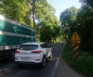 Jazda na zderzaku przyczyną wypadku. Na al. Wojska Polskiego w Olsztynie zderzyły się trzy auta