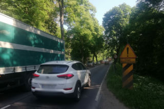 Jazda na zderzaku przyczyną wypadku. Na al. Wojska Polskiego w Olsztynie zderzyły się trzy auta