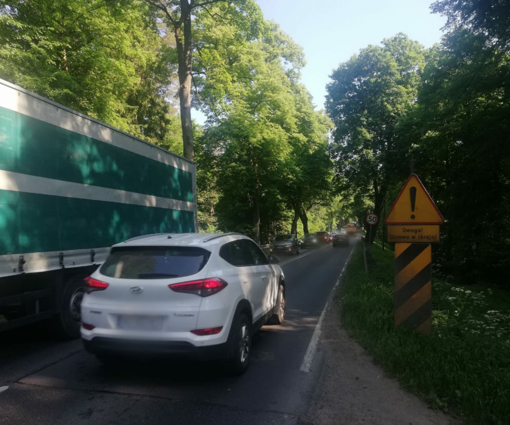 Jazda na zderzaku przyczyną wypadku. Na al. Wojska Polskiego w Olsztynie zderzyły się trzy auta