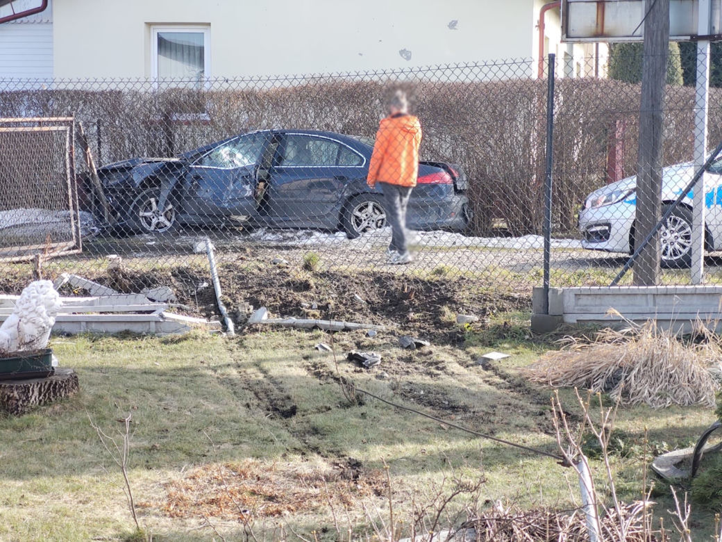 Nowy Sącz. WYPADEK na ul. Nawojowskiej. Samochód wpadł na cudzą posesję