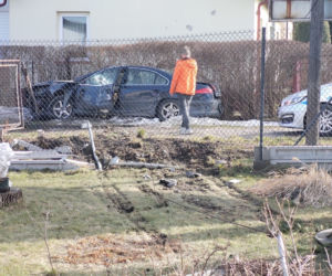 Nowy Sącz. WYPADEK na ul. Nawojowskiej. Samochód wpadł na cudzą posesję