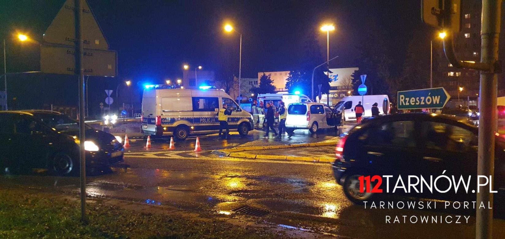 Zderzenie dwóch osobówek na rondzie w centrum Tarnowa