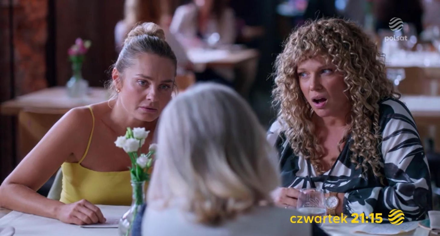 Przyjaciółki, odc. 287. Inga (Małgorzata Socha), Patrycja (Joanna Liszowska), nauczycielka Alina Brache (Bożena Adamek)