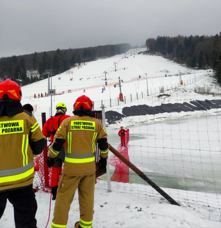 Bieszczady. Strażacy uratowali koziołka z lodu [ZDJĘCIA]