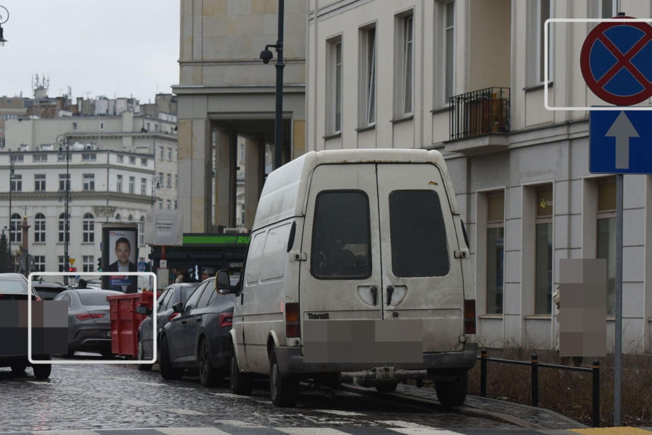 Maciej Musiał parkuje na zakazie w Centrum Warszawy