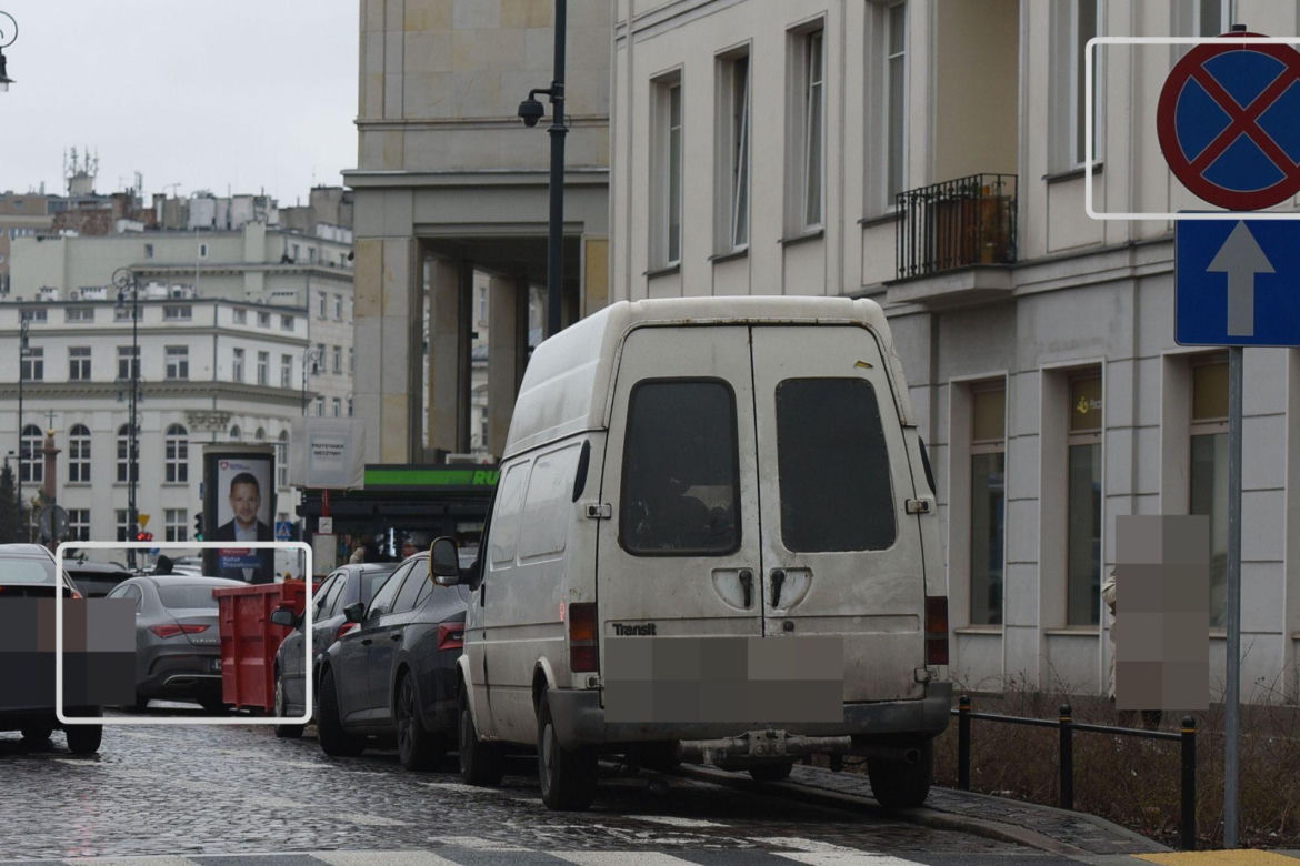 Maciej Musiał parkuje na zakazie w Centrum Warszawy