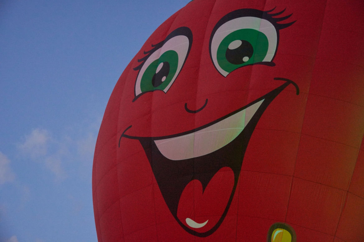 Balony gotowe do startu. Nocny pokaz przed Centrum Spotkania Kultur