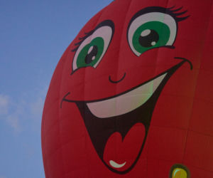 Balony gotowe do startu. Nocny pokaz przed Centrum Spotkania Kultur