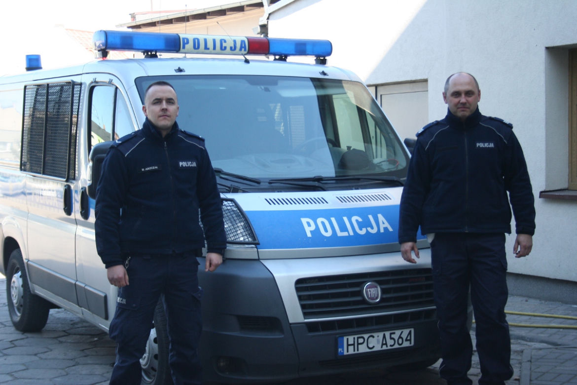 O włos od tragedii w Żninie! Policjanci w porę zauważyli palący się samochód i uratowali kierowcę! [ZDJĘCIA]