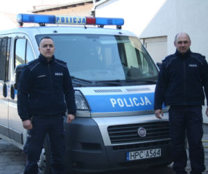 O włos od tragedii w Żninie! Policjanci w porę zauważyli palący się samochód i uratowali kierowcę! [ZDJĘCIA]
