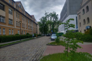 Slalomem, przez zakaz albo po chodniku. Budowa toruńskiego sądu to prawdziwe utrapienie dla mieszkańców [AUDIO]