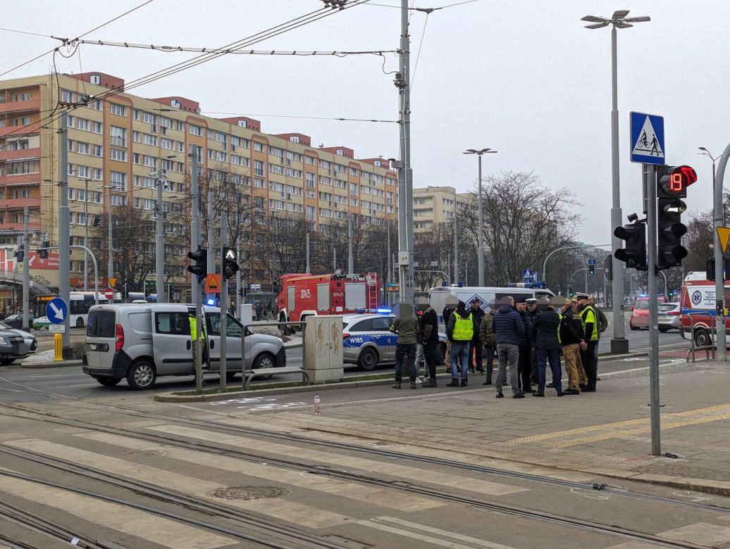 W Szczecinie kierowca rozpędzonym samochodem wpadł w pieszych