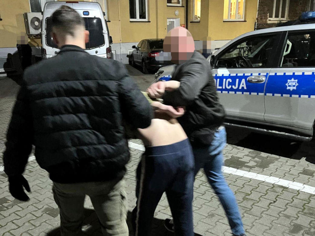 Rozboje z nożem w Warszawie. 21-latek zatrzymany. Myślał, że dostanie mandat!