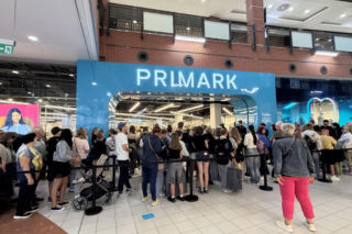 Gigantyczne kolejki przed wejściem. Długo wyczekiwany Primark w Koszalinie w końcu otwarty