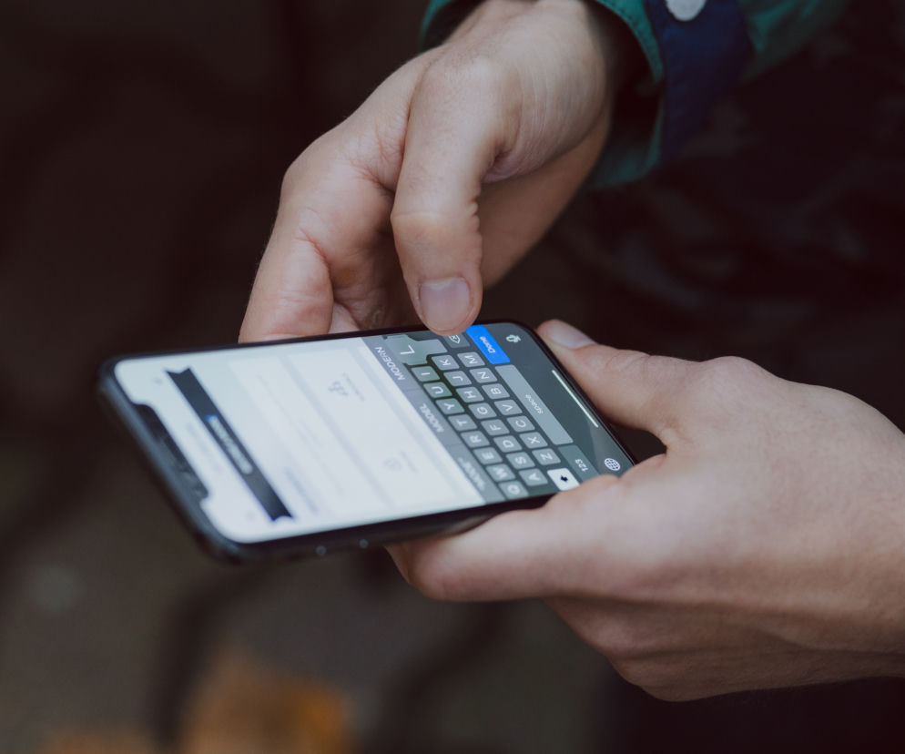 TE OSOBY dostaną dziś wiadomość SMS od rządu. Czego będzie dotyczyła?