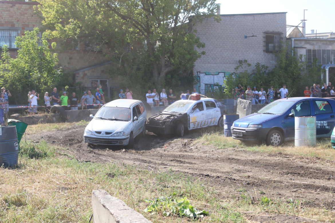 Charytatywny Wrak Race. Andrzej z Plutycz i Adam Kraśko zbierali pieniądze dla chorej Dominiki