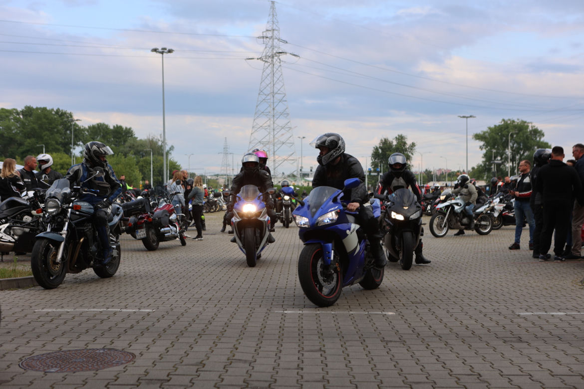 Przed Areną Lublin symbolicznie pożegnano dwójkę tragicznie zmarłych motocyklistów