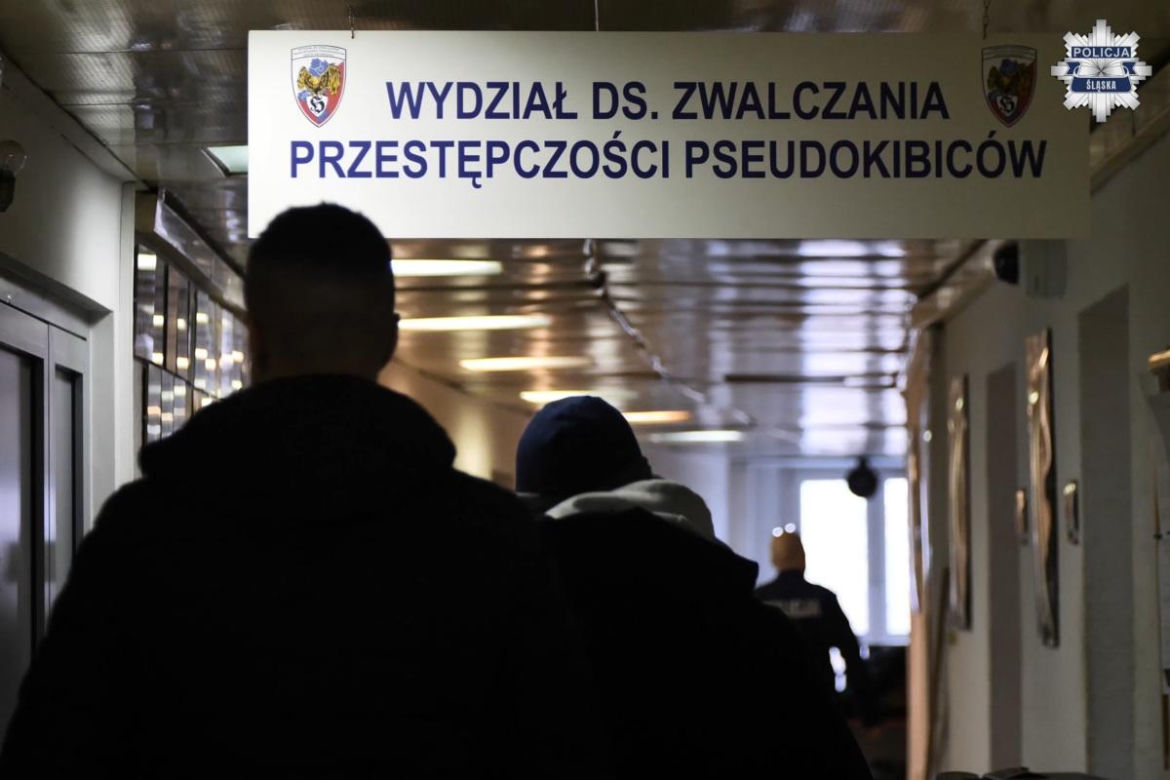 Mieli maczety, siekiery i broń palną. Śląska policja rozbiła gang pseudokibiców!