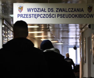 Mieli maczety, siekiery i broń palną. Śląska policja rozbiła gang pseudokibiców!