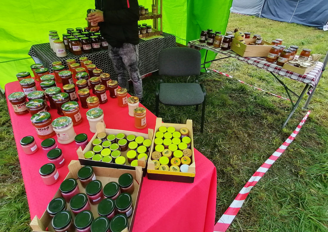 Pomarańczowi rowerzyści najechali zamek w Szymbarku