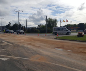 Poważne utrudnienia w centrum Grudziądza. Strażacy usuwają ogromną plamę oleju na ulicy Focha