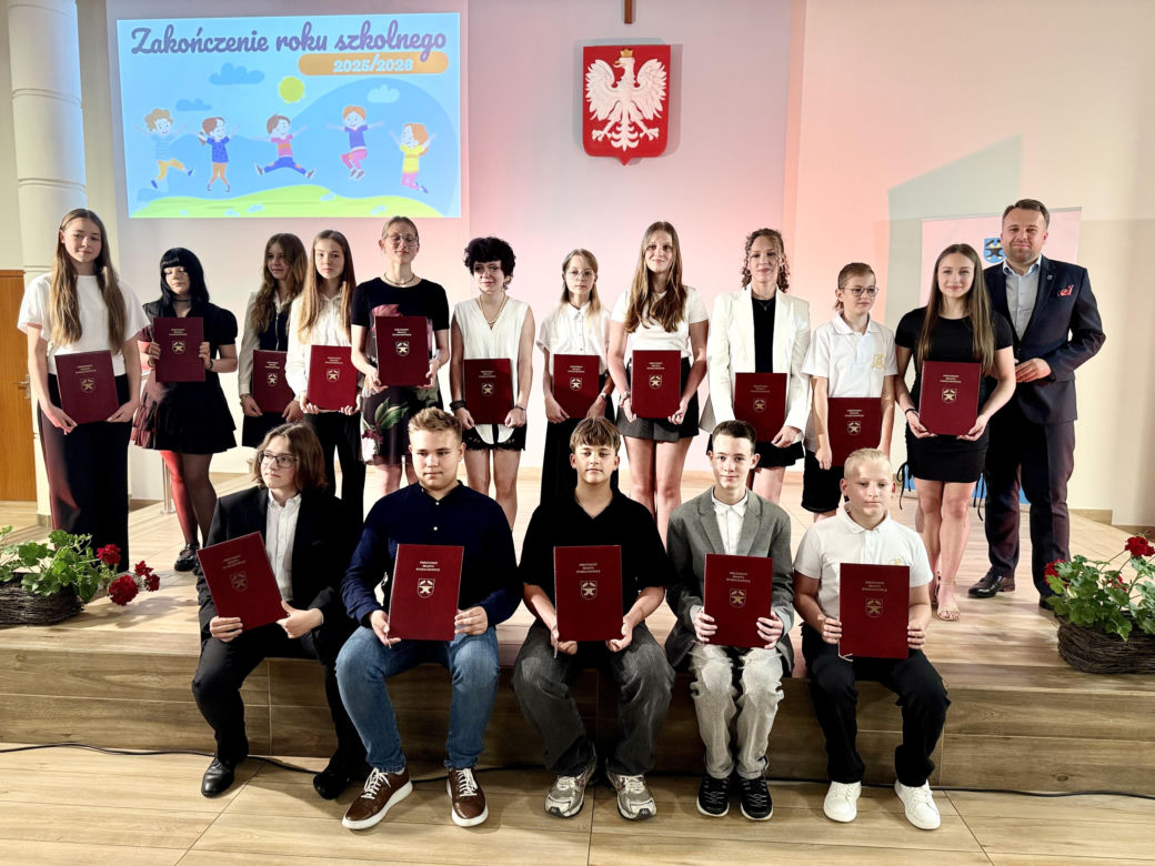Młode talenty ze Starachowic nagrodzone. Prezydent Marek Materek wręczył stypendia za wybitne wyniki