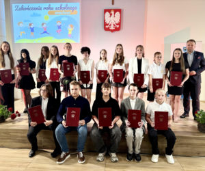 Młode talenty ze Starachowic nagrodzone. Prezydent Marek Materek wręczył stypendia za wybitne wyniki