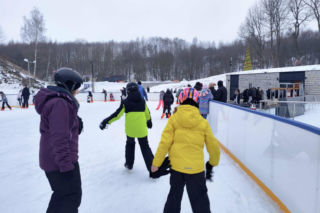 Niezwykłe lodowisko w kamieniołomie niedaleko od Krakowa. To idealne miejsce na ferie!