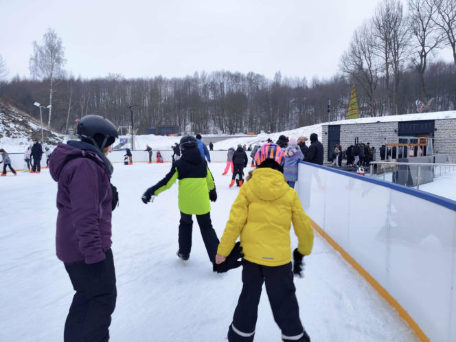 Niezwykłe lodowisko w kamieniołomie niedaleko od Krakowa. To idealne miejsce na ferie!