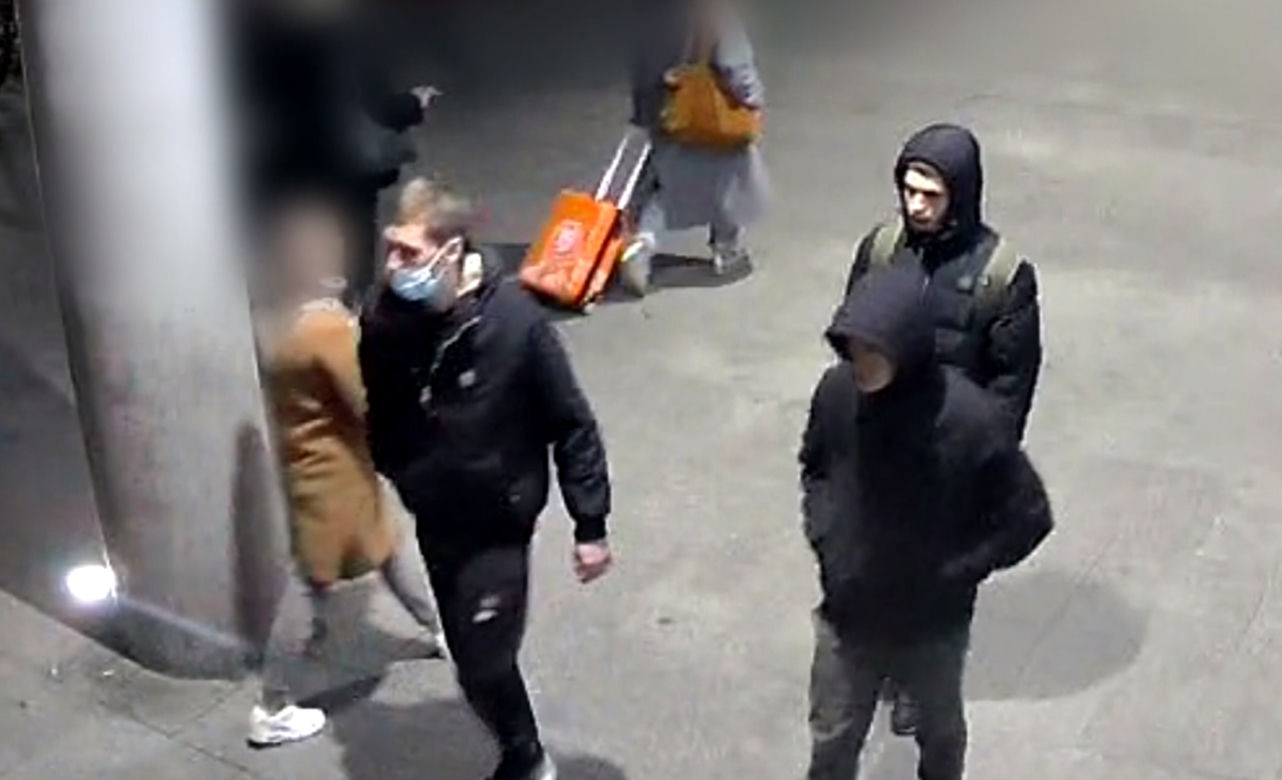 Rozbój pod galerią handlową we Wrocławiu. Wyrwali telefon i grozili pobiciem