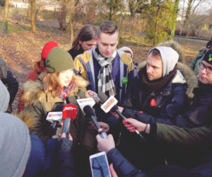 Protestują przeciwko wycince drzew w parku Grabiszyńskim