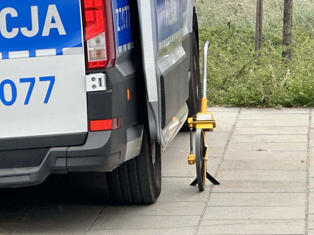  4-latka ciągnięta przez autobus miejski. 