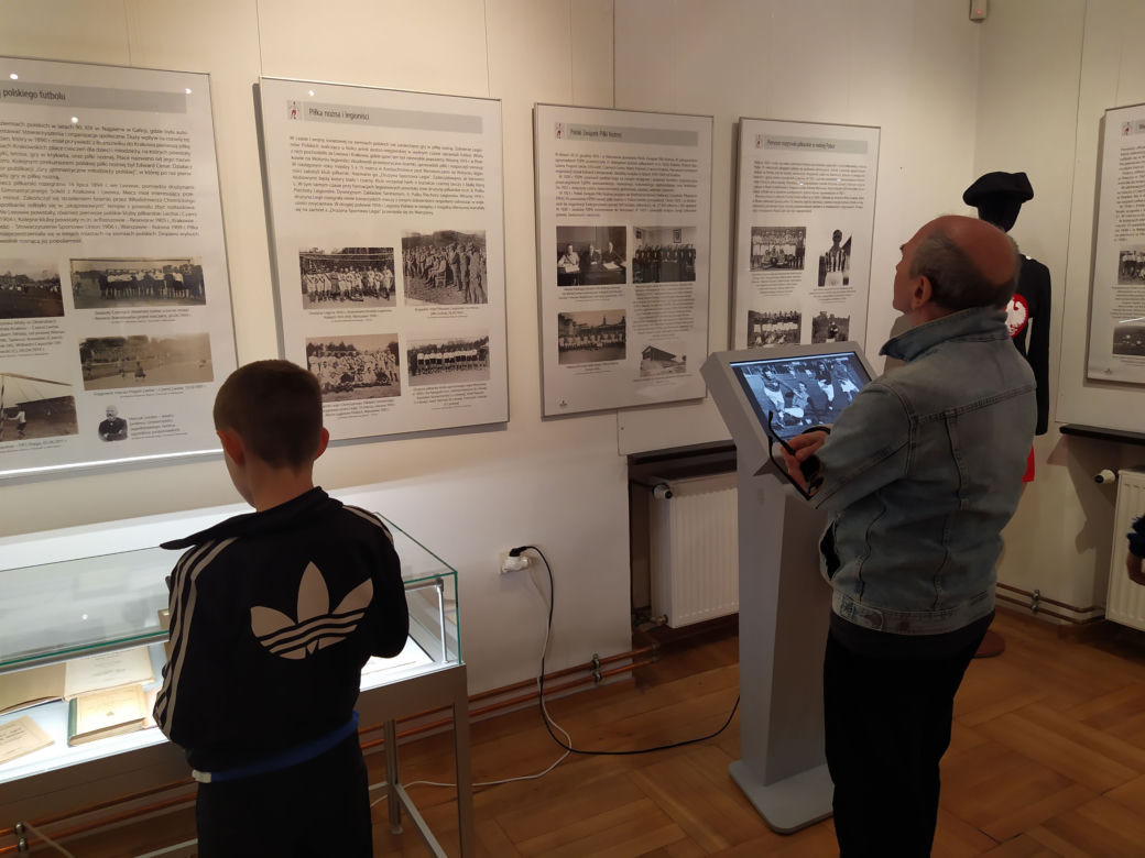Zdjęcia z otwarcia wystawy o historii piłki nożnej w siedleckim Muzeum Regionalnym