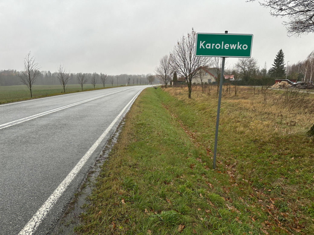 Pan Jan wpadł pod kombajn ścinający kukurydzę! Dramat rolnika