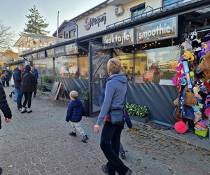 Nowy trend nad morzem! Lody i pamiątki w połowie listopada? Ta nadmorska miejscowość jest czynna cały rok