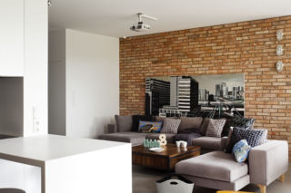 Mieszkanie jak loft - z cegłą na ścianie, betonową podłogą. Nowocześnie i przytulnie