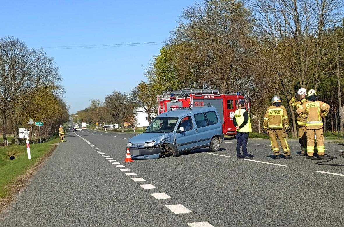 Osobówka zepchnęła busa do rowu