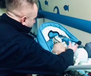 Dzidziuś podrzucony policjantom