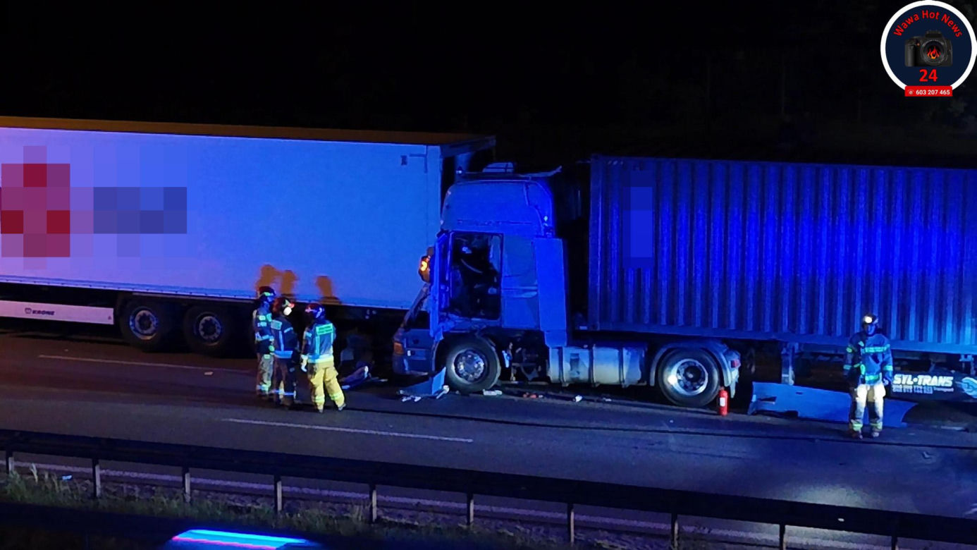Dramat na trasie S8 w Warszawie. Dwa tiry i osobówka roztrzaskane