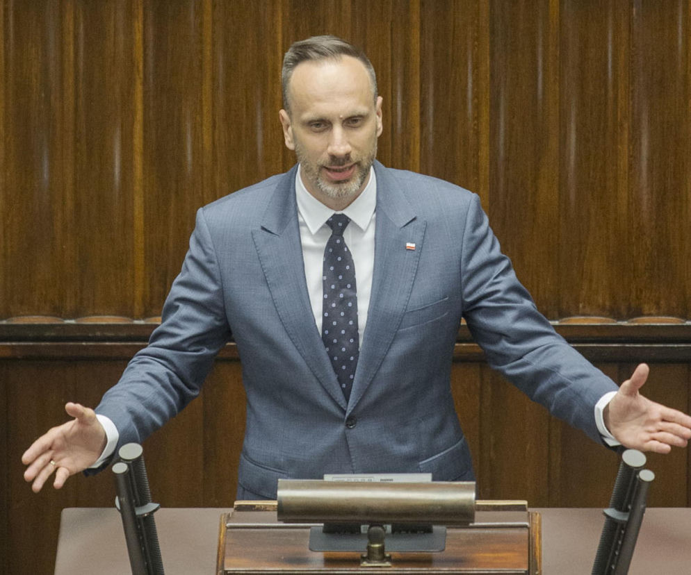 Janusz Kowalski przemawia na mównicy sejmowej z rozłożonymi rękami. O kulisach posiedzenia przeczytasz na SE Polityka.