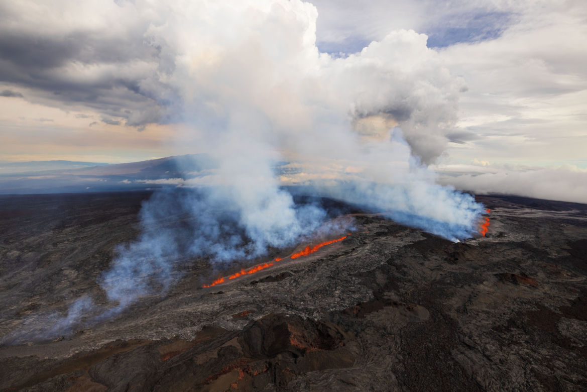Wulkan Mauna Loa na Hawajach wybuchł po 40-stu latach. Jest największy na świecie! [ZDJĘCIA]