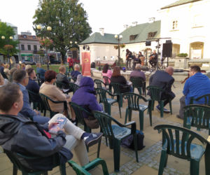 Spotkanie autorskie Artura Ziontka i koncert siedleckich artystów przy fontannie 18.08.2021