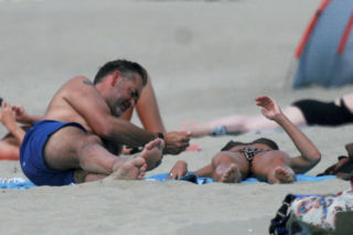 Marta Kaczyńska z mężem na plaży