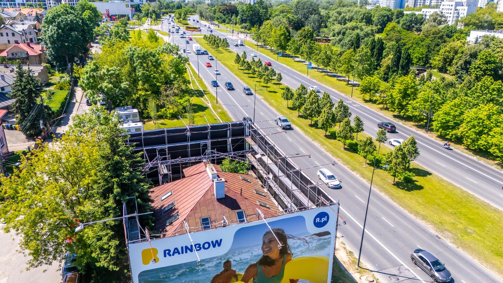 Otoczony reklamami dom przy Dolinie Służewieckiej w Warszawie